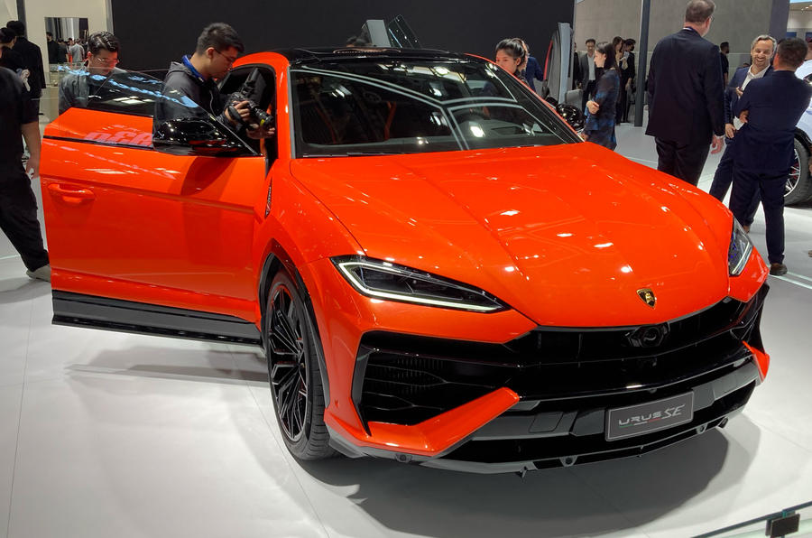 Lamborghini Urus SE at Beijing motor show front quarter