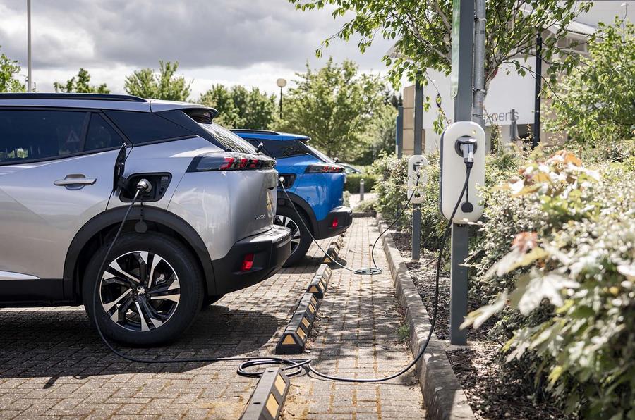 Peugeot 3008 rear charging