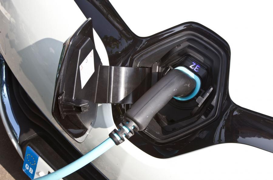 Renault Zoe plug