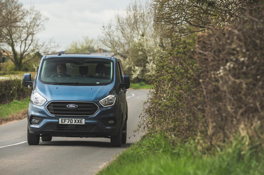 1 Ford Tourneo 2021 LT hero front