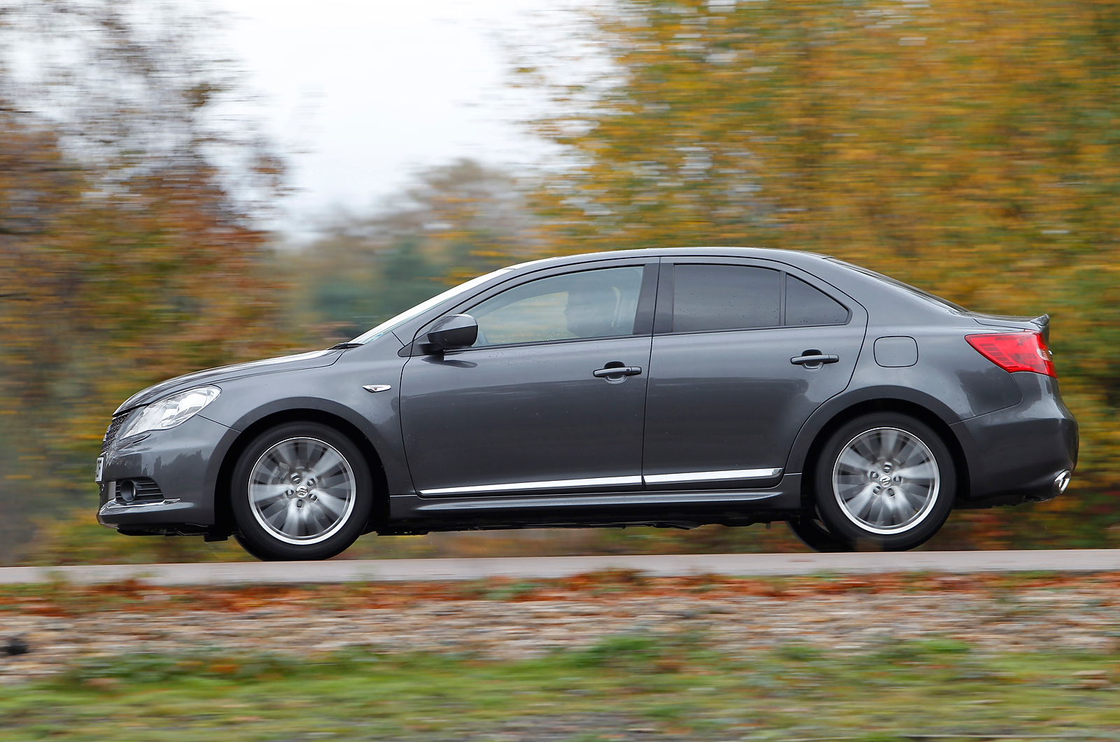 Suzuki Kizashi side profile