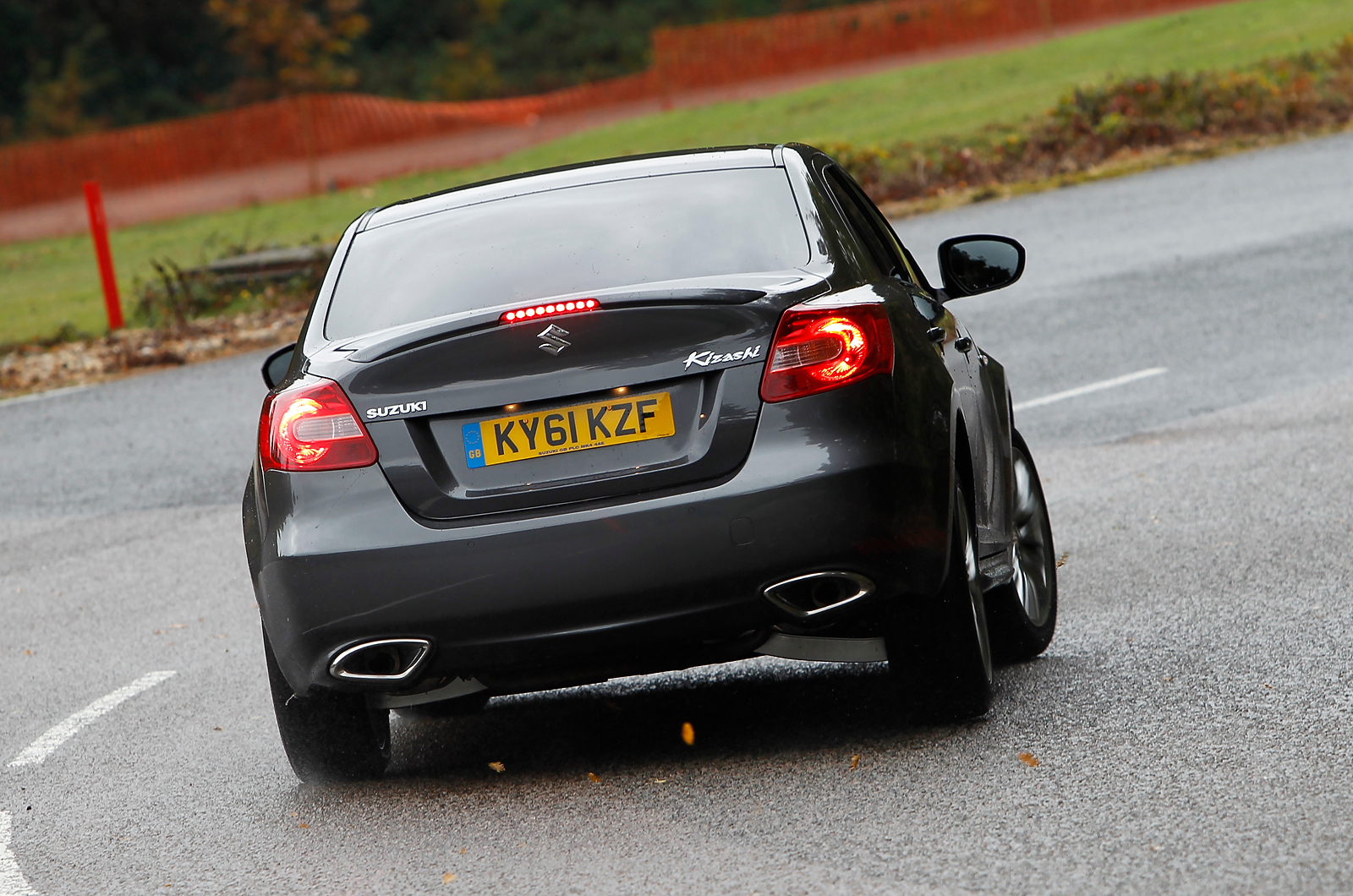 Suzuki Kizashi rear cornering