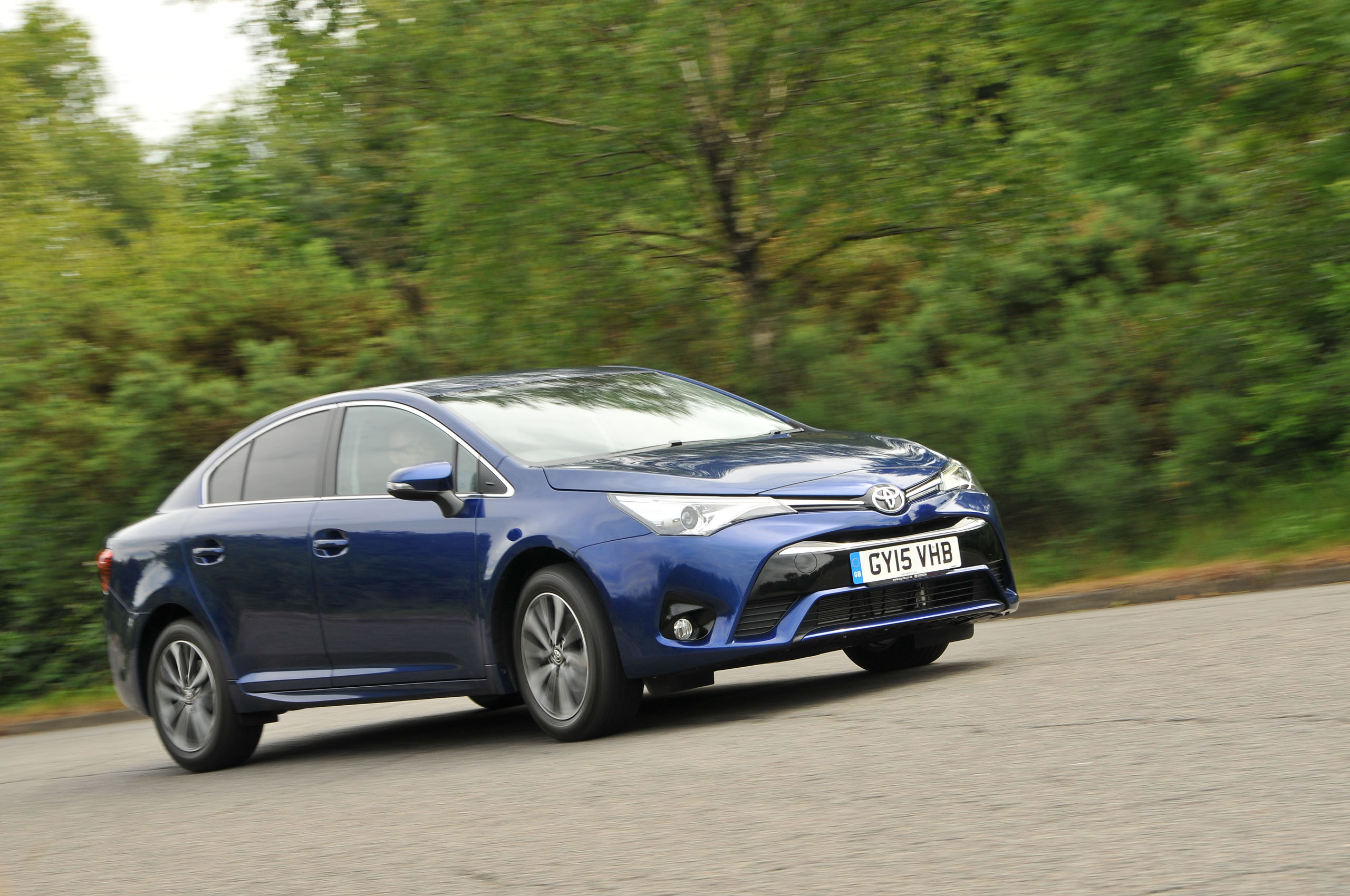 Toyota Avensis cornering