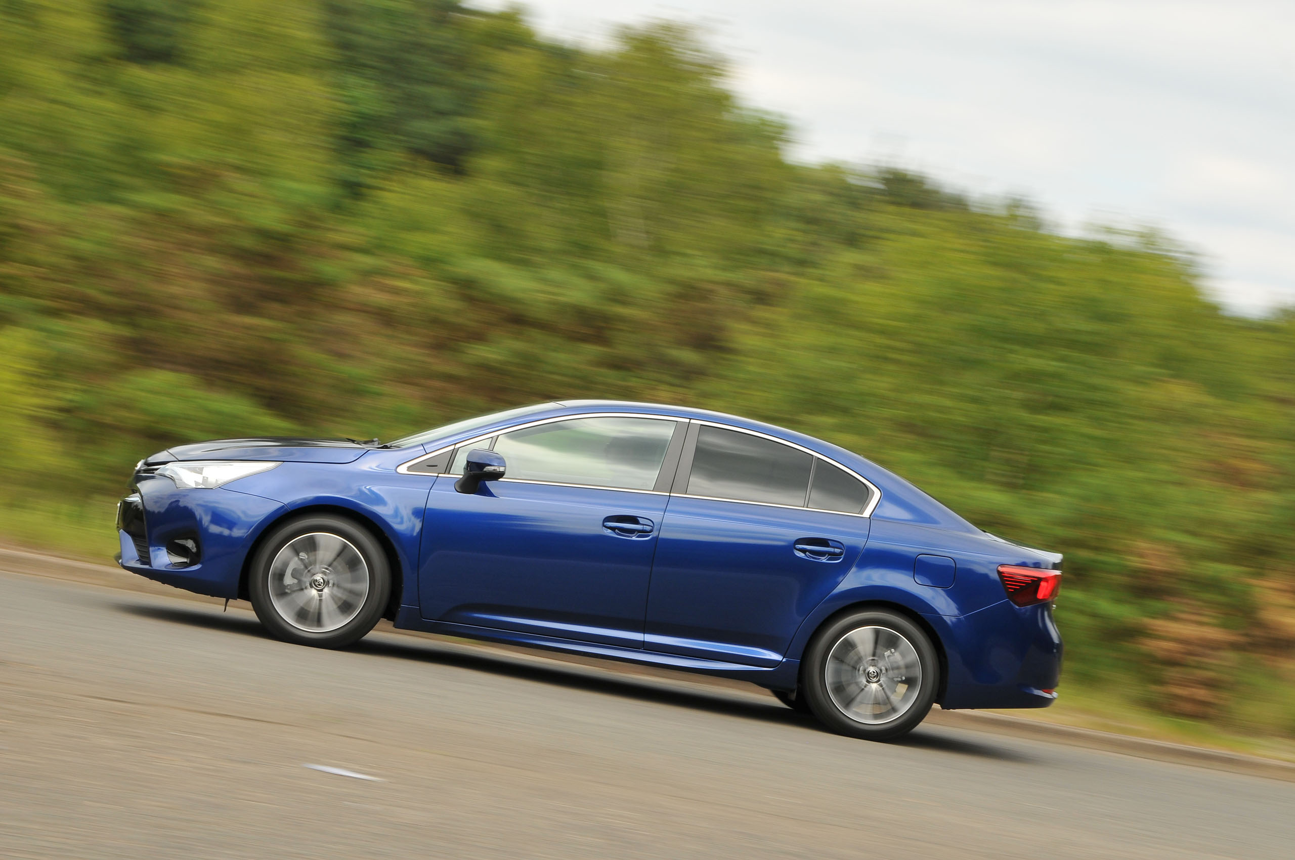 Toyota Avensis side profile