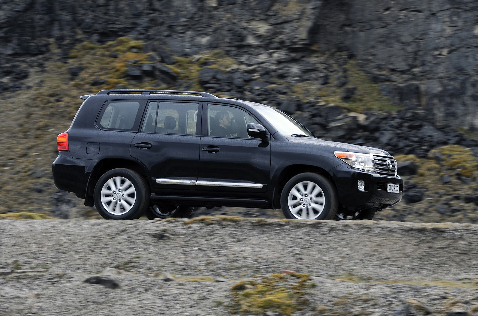 Toyota Land Cruiser V8 side profile