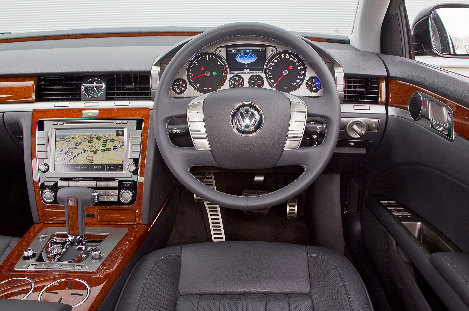 Volkswgen Phaeton dashboard